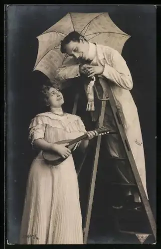 AK Mann mit einer Laute lächelt einen Mann auf einer Leiter an