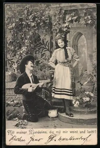 AK Mann mit Mandoline spielt auf den Knien für seine Angebetete