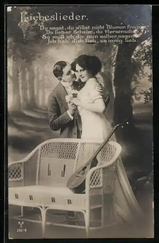 AK Pärchen steht an einer Bank, auf der eine Mandoline steht