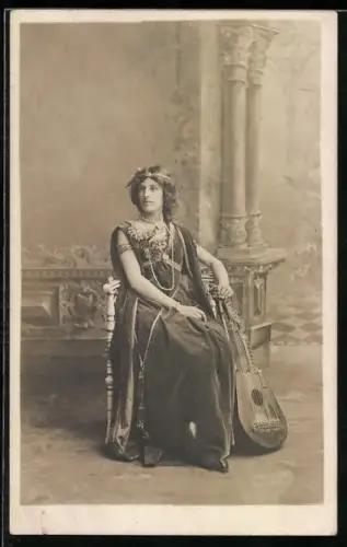 AK Sitzende Dame mit einer vielsaitigen Laute