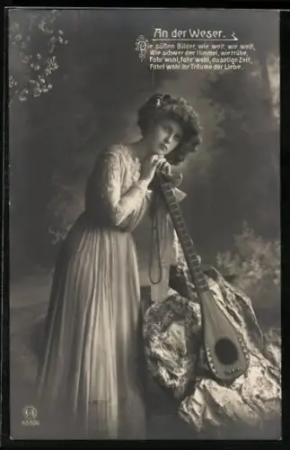 AK An der Weser, Die süssen Bilder, wie weit..., Junge Frau mit Lautengitarre