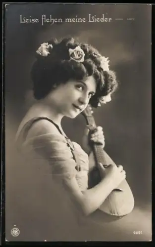 AK Hübsche Frau im Halbprofil mit ihrer Laute, Leise flehen meine Lieder