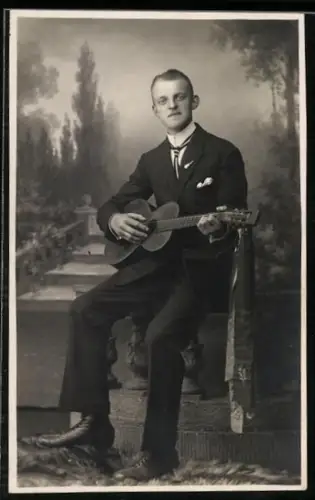 AK Adrett gekleideter Mann mit seiner Gitarre