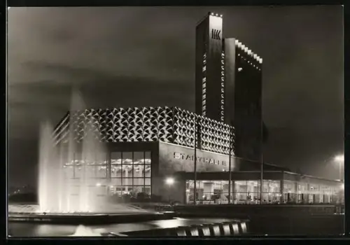 AK Karl-Marx-Stadt, Chemnitz, Stadthalle mit Interhotel Kongress, Aussenansicht bei Nacht