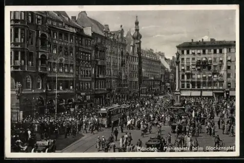 AK München, Strassenbahn auf dem Marienplatz beim Glockenspiel