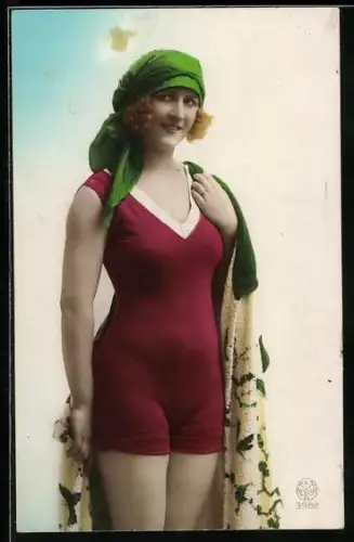 AK Junge Frau im Badeanzug mit Kopftuch