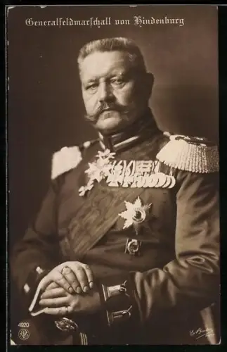 AK Portrait Generalfeldmarschall Paul von Hindenburg in Uniform mit Orden und Epauletten
