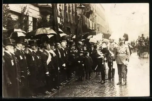 Foto-AK König Ludwig III. in einer Strasse im Regen