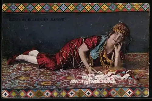 AK Hellseherin mit Karten auf einem Teppich