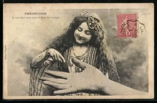 AK Hellseherin liest die Linien einer Hand