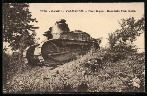 AK Camp du Valdahon, Panzer auf einem Hügel