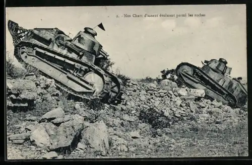 AK Zwei Panzer fahren einen steinigen Hang hinauf