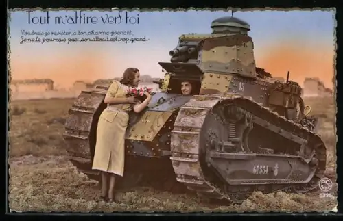 AK Dame mit Blumenstrauss lehnt an einem Panzer