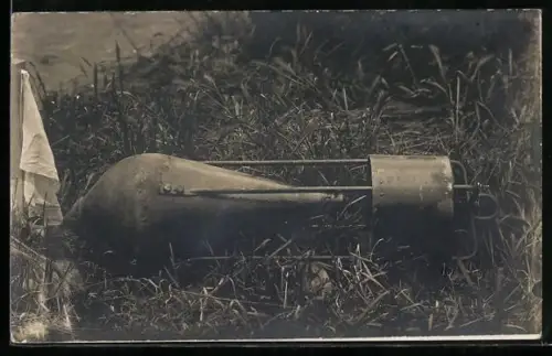 Foto-AK Bombe auf dem Gras liegend