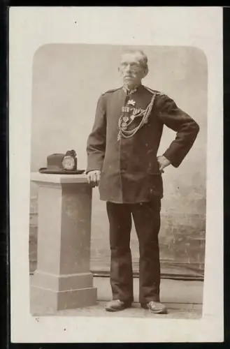 AK Gealterter Schütze mit Auszeichnungen