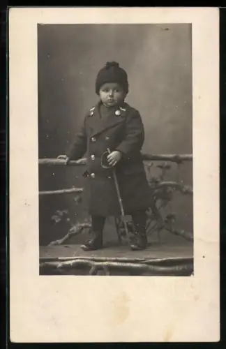 AK Kleines Kind in Soldatenuniform mit Säbel