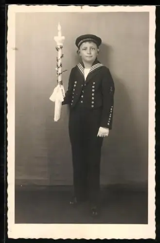 Foto-AK Junge in Matrosenuniform mit Kerze in der Hand
