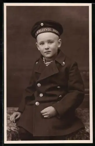 AK Sitzender Junge in Matrosenuniform