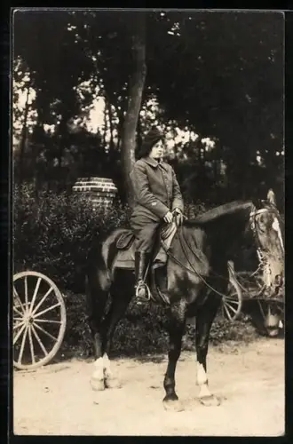 AK Frau in Uniform sitzt auf einem Pferd