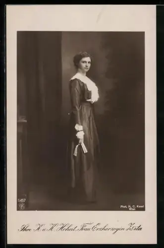 AK Erzherzogin Zita, Portrait vor einem Vorhang