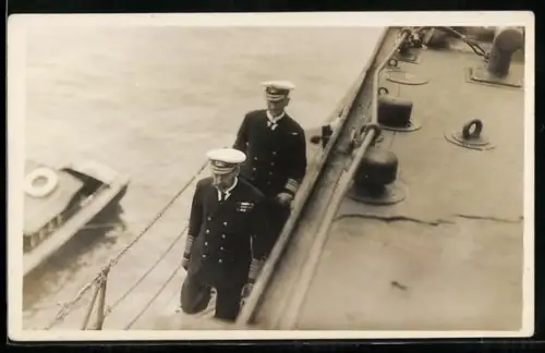 Foto-AK George V on board of HMS Queen Elizabeth