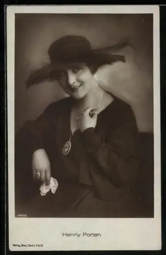 AK Schauspielerin Henny Porten mit Hut und Halskette