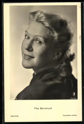 AK Schauspielerin Fita Benkhoff freudig zur Seite in die Kamera blickend