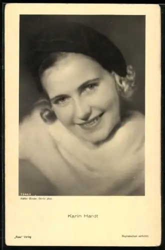 AK Schauspielerin Karin Hardt mit Mütze und Stola