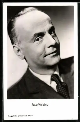 AK Schauspieler Ernst Waldow im Anzug porträtiert