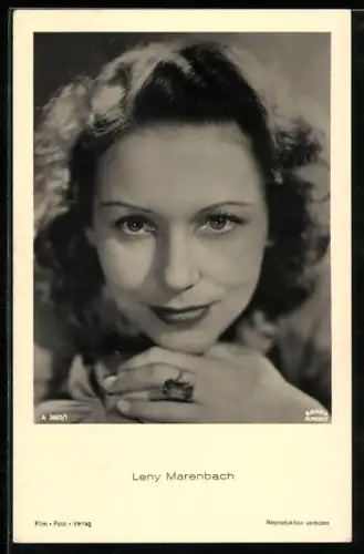 AK Schauspielerin Leny Marenbach lächelnd mit Hand am Kinn porträtiert