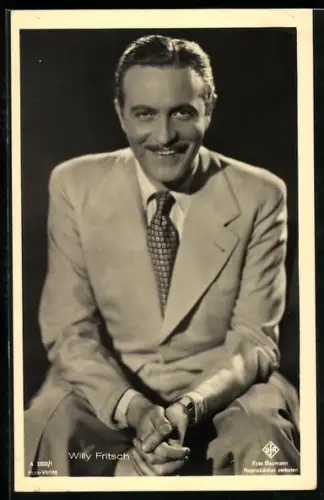 AK Schauspieler Willy Fritsch lächelnd in Kamera schauend