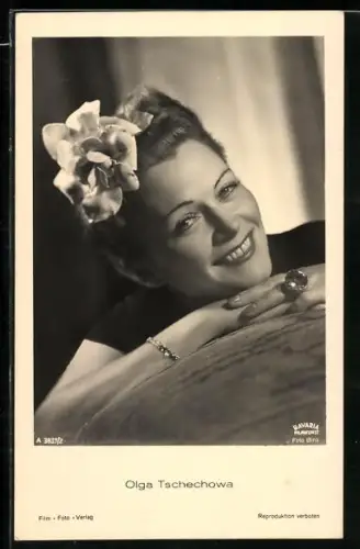 AK Schauspielerin Olga Tschechowa mit hübscher Blume im Haar