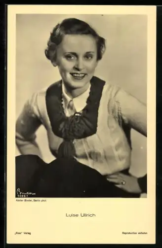 AK Schauspielerin Luise Ullrich, in einer Bluse abgelichtet