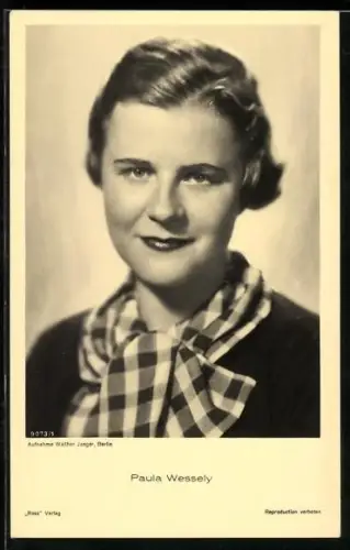 AK Schauspielerin Paula Wessely mit Halstuch posierend