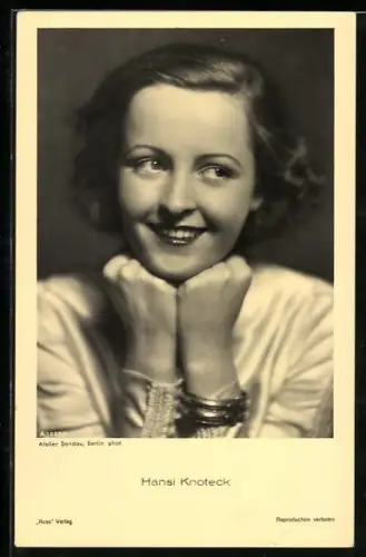 AK Schauspielerin Hansi Knoteck lächelnd mit geballten Fäusten