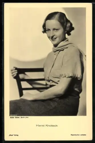 AK Schauspielerin Hansi Knoteck auf Stuhl sitzend porträtiert