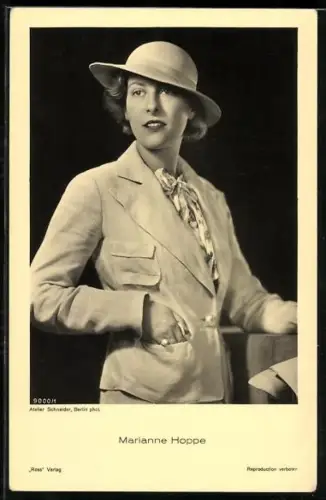 AK Schauspielerin Marianne Hoppe, im Kostüm mit einem Hut portraitiert