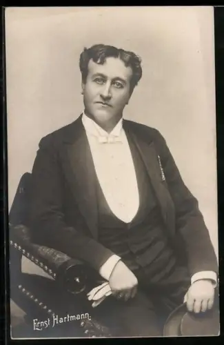AK Schauspieler Ernst Hartmann im Frack sitzend