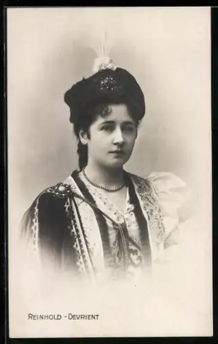 AK Schauspielerin Reinhold-Devrient, Portrait in besticktem Oberteil mit Hut