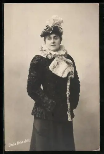AK Schauspielerin Stella Hohenfels, mit elegantem Pelzmantel