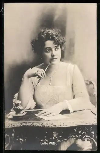 AK Schauspielerin Lotte Witt einen Brief schreibend