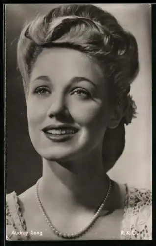 AK Schauspielerin Audrey Long mit eleganter Frisur und Blume im Haar