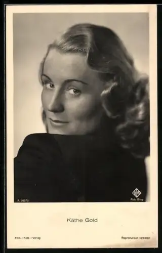 AK Schauspielerin Käthe Gold blickt sich über die Schulter