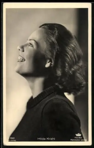 AK Schauspielerin Hilde Krahl lachend von der Seite