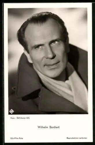 AK Schauspieler Wilhelm Borchert im Mantel