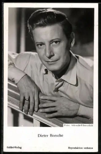 AK Schauspieler Dieter Borsche auf Gländer gestützt nach vorne blickend