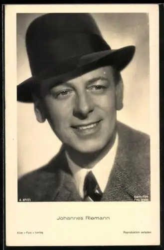 AK Schauspieler Johannes Riemann, lächelnd, mit Hut