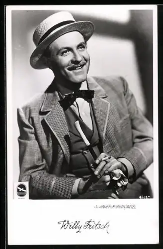 AK Schauspieler Willy Fritsch raucht eine Zigarette