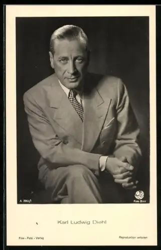 AK Schauspieler Karl Ludwig Diehl im Anzug sitzend porträtiert
