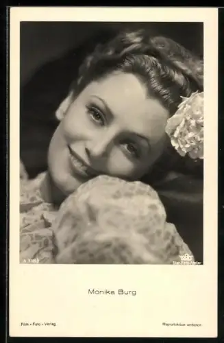 AK Schauspielerin Monika Burg freundlich lächelnd mit Blume im Haar